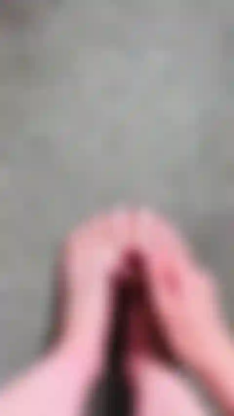 Massaggiando e ungendo i miei bei piedini!