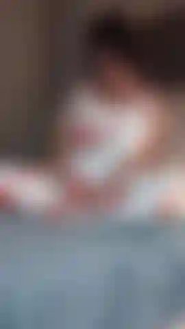 Il figliastro guarda la matrigna in cam e si prende la sua esclusiva.