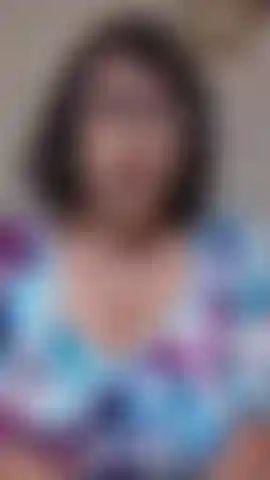 Metto in mostra i miei piedi sexy, le dita, le caviglie e i polpacci con 3 paia di tacchi diversi!