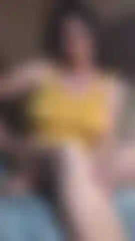 La matrigna sorprende il figliastro mentre la accarezza nelle sue foto/video.