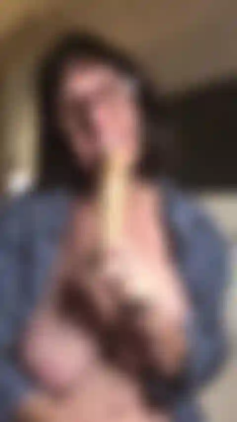 Papà! Voglio succhiarti il ​​cazzo così tanto! Vieni più vicina così posso farti un bel pompino!