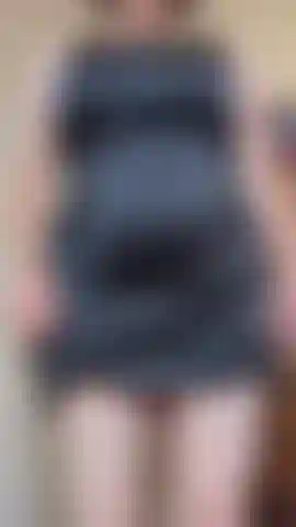 Che provoca con un abito nero attillato.