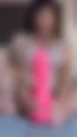 Con un grosso giocattolo nella figa e un pompino