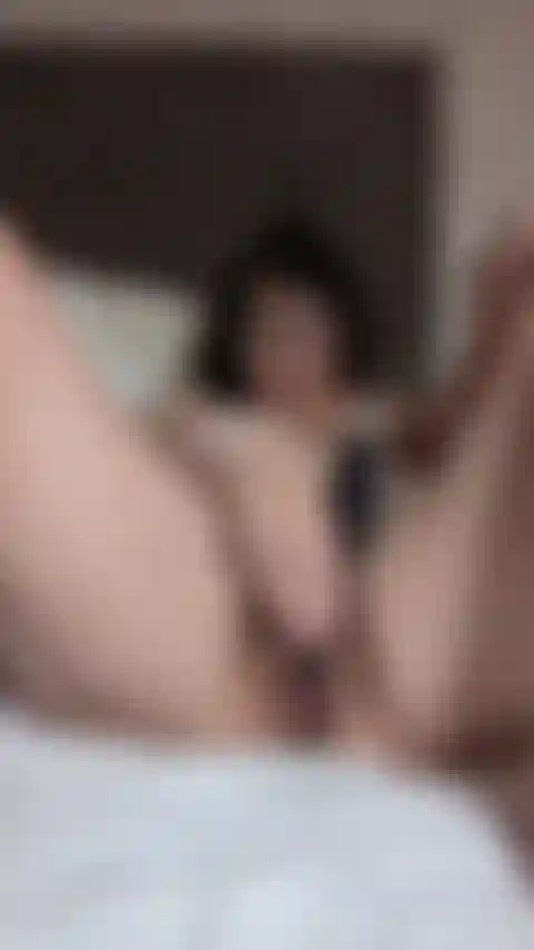 Spazzola per capelli e dita per soddisfare la mia figa arrapata!