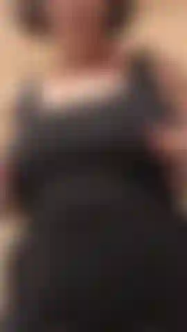 Gioco con i capezzoli (da vicino) in un grazioso vestito nero!