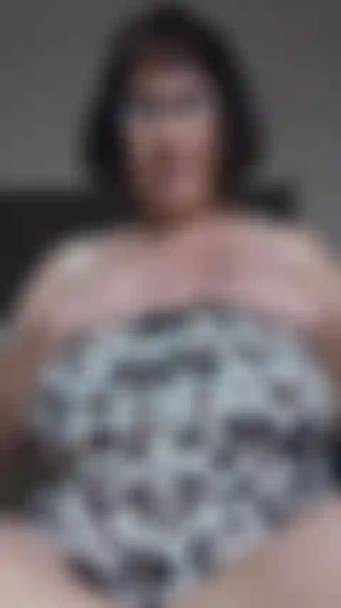 Gioco mentre guardo un porno a tre!