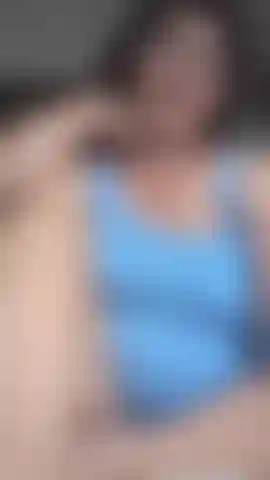 Una sgualdrina del quartiere che mostra il top che indossa mentre cammina!