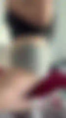 Con un cuscino a gobba e un vibratore.