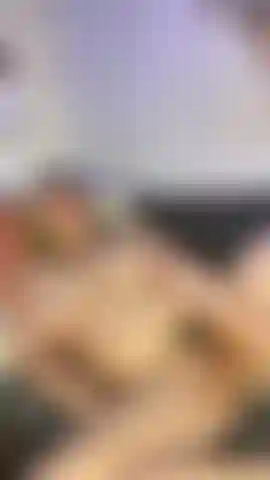 Mi scopo la figa con un dildo, sdraiata.