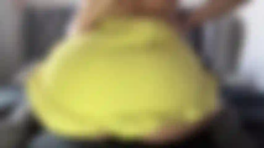 Giocheresti sotto la mia gonna? Mi sditalino la figa stretta e il culo.