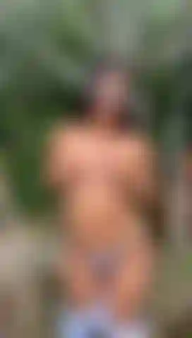 Che scopa la sua figa calda fuori di casa.