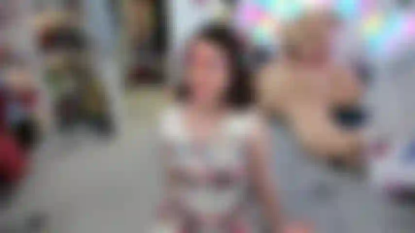 Buon giorno dell'orgasmo! Abbiamo passato una giornata incredibile e quando torniamo a casa, tutto ciò che vogliamo è sederci l'una accanto all'altra e festeggiare, ma finiamo per scopare così tanto finché non ti schizzo sul cazzo.