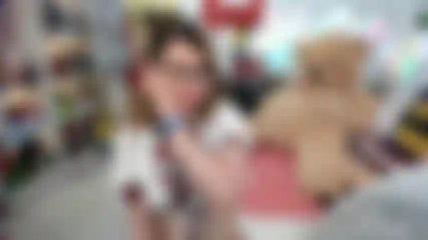 La ragazza della scuola sta dando la testa, strofinando il suo clitoride con la punta del cazzo e poi allungando il buco della figa fino a farti venire!