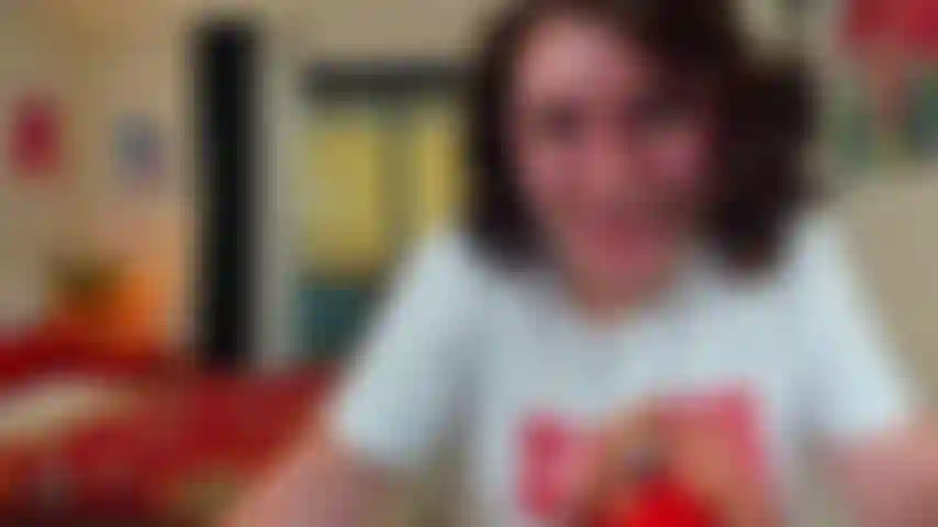 Un sussurro sexy e un'istruzione stravagante.