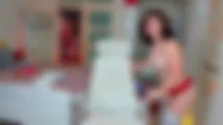 Manette rosa, sono una ragazza obbediente, ti prego di lasciarmi venire, controllo i miei giocattoli e finirò per perdere la testa... Sì, questa è LyzMania!