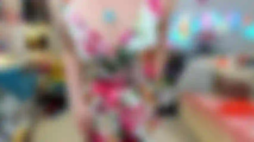 Video lungo! - La ragazza sporca viene in un vestito sexy e ti ruberà il culo!