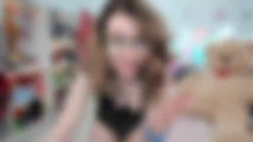 Mi diverto con un body nero e lunghi stivali neri! Vuoi che ti dica come funziona questo universo? O forse dovremmo parlare di cose più cattive?