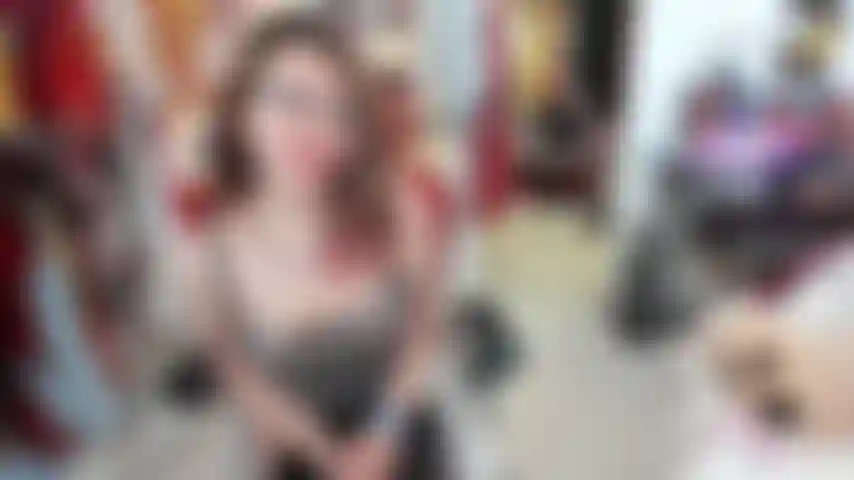 Incredibile gioco di ruolo! La tua birichina ragazza anziana sta venendo da te e tutto quello che farò sarà sedurti, affascinarti e invitarti in un posto tra i miei collant!