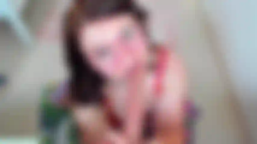 Sono una brava ragazza, ti faccio il miglior pompino pov che puoi immaginare, con spinta profonda e conati di vomito! Sborrami sugli occhiali!