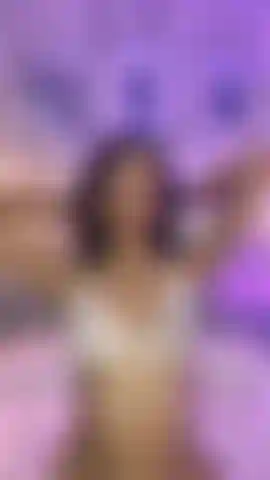 Con i capelli ricci.