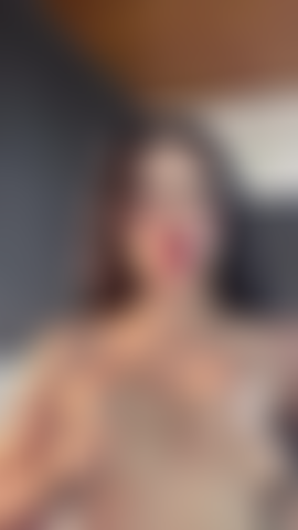 Una ragazza sexy allo specchio.