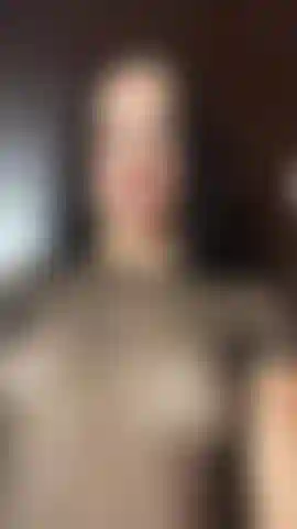 Una maglietta leggermente succinta.