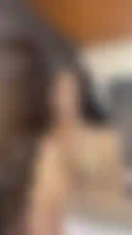 Pompino davanti allo specchio.