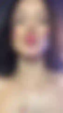 Un sorriso, delle belle labbra e un seno.