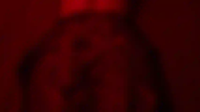 Luci rosse nella stanza.