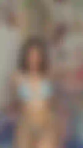 Latina arrapata gioca con la sua figa.