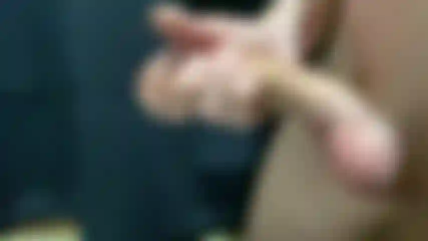 Vista laterale, mi accarezzo il cazzo e mi scopo la mano finché non ho sparato.