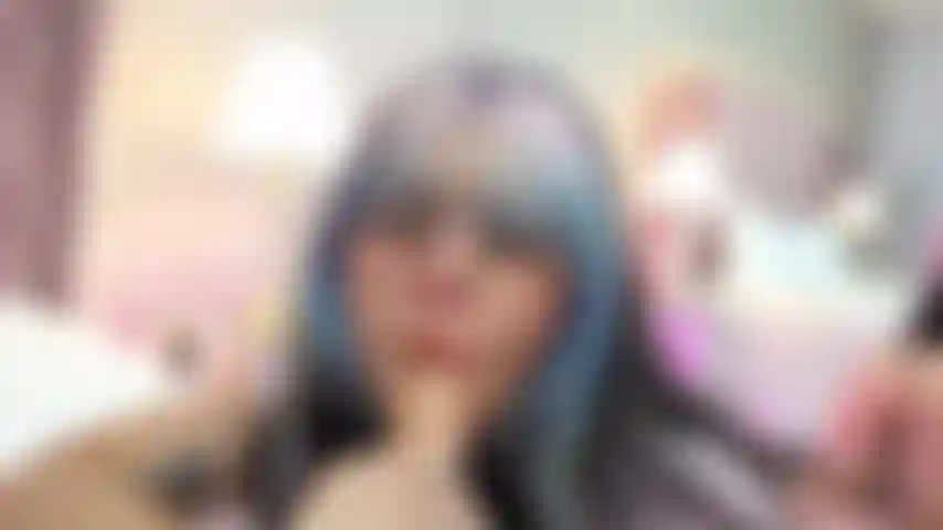 Im going to suck you and you wanna see my ass in the reflection of the mirror while feeling my mouth on you