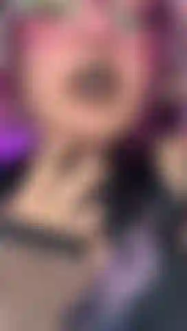 Apri la bocca e bevi la mia saliva, ai miei bravi ragazzi e perdenti.