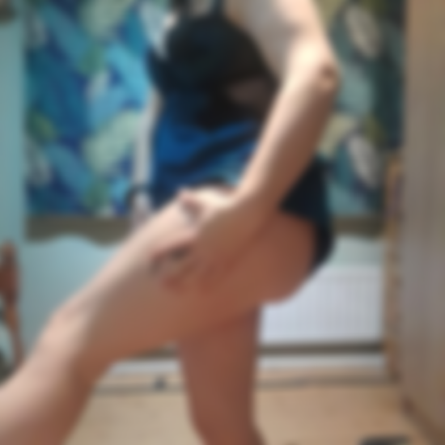 Che mostra un piccolo tatuaggio sulla gamba.