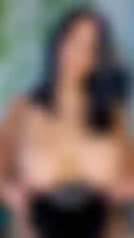 Pompino sensuale con intenso contatto visivo.