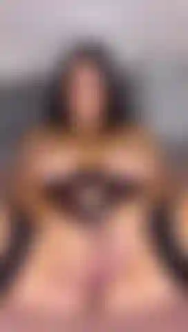 Oliata e cavalco il tuo grosso cazzo finché non sborro.