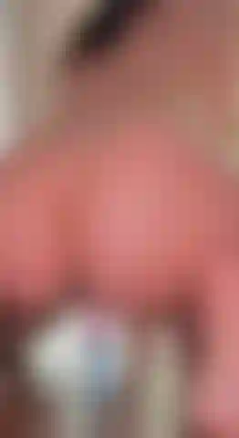 Con un dildo che mi cavalca da dietro.