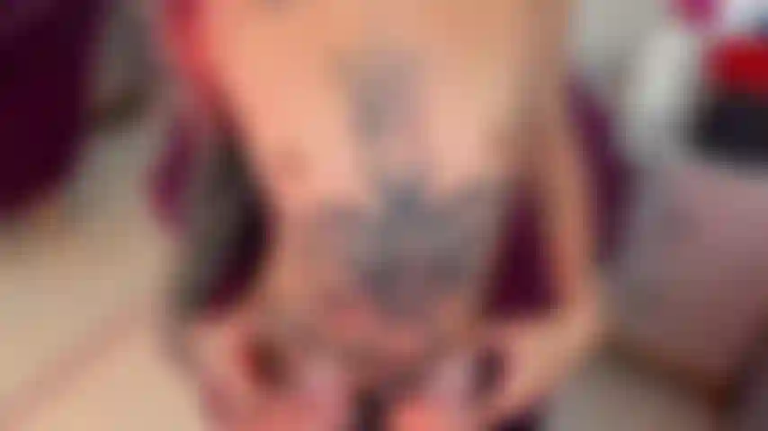 Iniziamo giocando con il mio culo—lento e profondo, con tanta saliva.