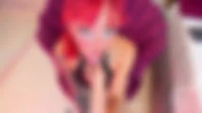 Adoro quando mi afferri i capelli mentre succhio il tuo cazzo senza pietà, sentendo i nostri corpi scontrarsi. Riuscirai a resistere per tutta la scena senza toccarti?