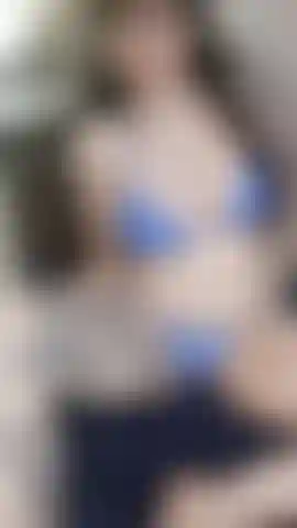 Una figa e un dildo bbc succhiante.