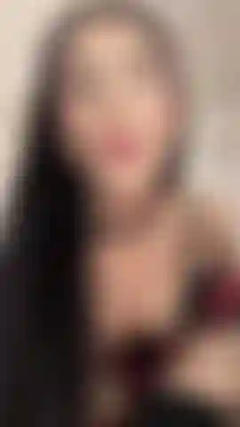 Faccio sesso anale profondo mentre mi infilo le dita nella mia figa stretta e cremosa.