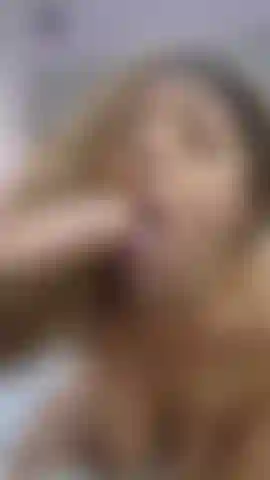 Faccio un pompino profondo con tanto di saliva.