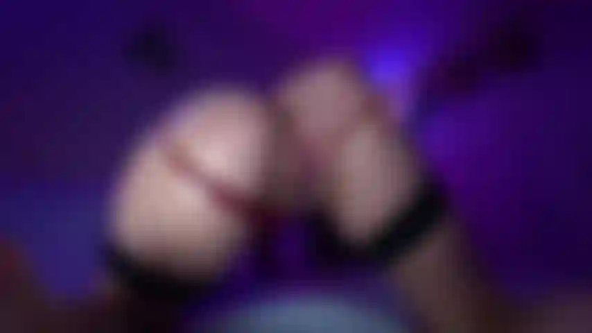 Mi sono oleata, ho avuto un orgasmo intenso e poi ho strofinato le mie mutandine su tutto il corpo e me le sono infilate in bocca prima di consegnartele.