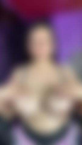 Sculacciando il mio grande seno riempio la saliva.