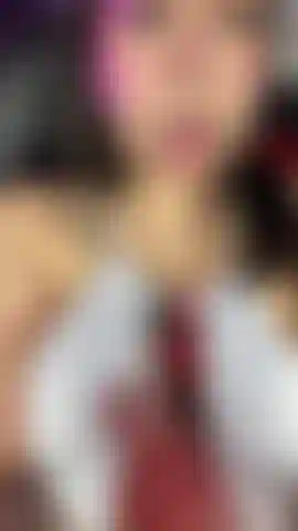 Che tocca mentre fa vibrare il suo giocattolo.