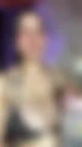 Bevi acqua, sii bravo ragazzo, guarda il mio seno.