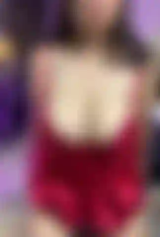 Metto in mostra il mio seno su un vestito rosso.