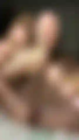 Che si masturba e si masturba con il suo dildo nora fino a venire dappertutto.