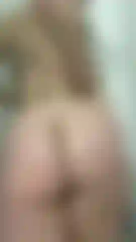 Biricchina, insaponata, divertente sotto la doccia.