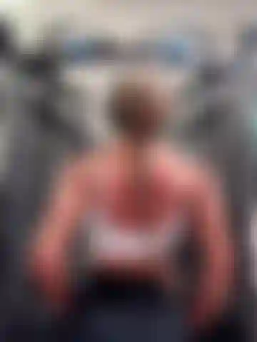 Allenamento muscolare ultra hd 4k con profonda contrazione dei dorsali, flessione della schiena e pompaggio completo della parte superiore del corpo: guarda la mia schiena muscolosa, le spalle, le braccia e gli addominali da molteplici angolazioni mentre mi alleno e fletto durante un'intensa sessione in palestra. Ripetizioni lente e controllate, potente forza femminile e definizione muscolare dettagliata per tutto l'allenamento.Perfetto per i veri fan del muscle worship.